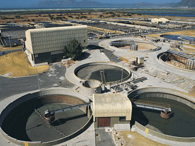 在工業廢水處理中,如何有效地實現中水回用和資源化利用?